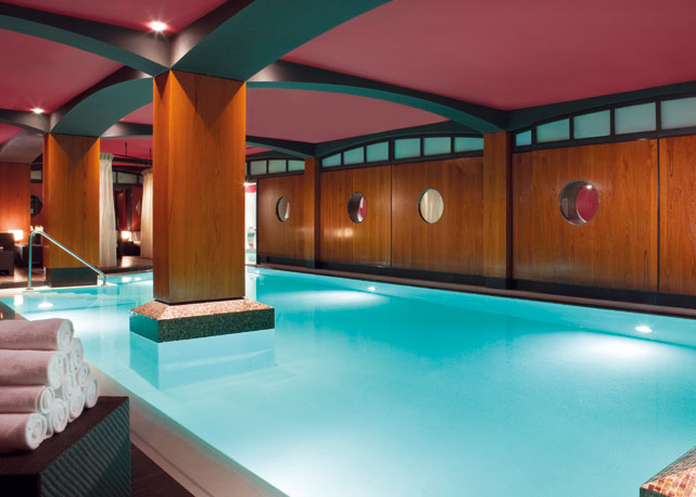 A piscina do Spa do hôtel Fouquet's Barrière - Foto: reprodução/Bazaar