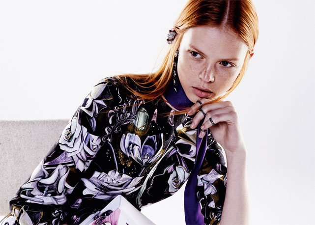 Na imagem acima, a modelo Dani Witt usa vestido de seda, bolsa de couro e anéis de metal e cristal, tudo Chanel, na edição de setembro da Bazaar, com fotografia de Nicole Heiniger e edição de moda de Flavia Lafer - Foto: reprodução/Harper's Bazaar