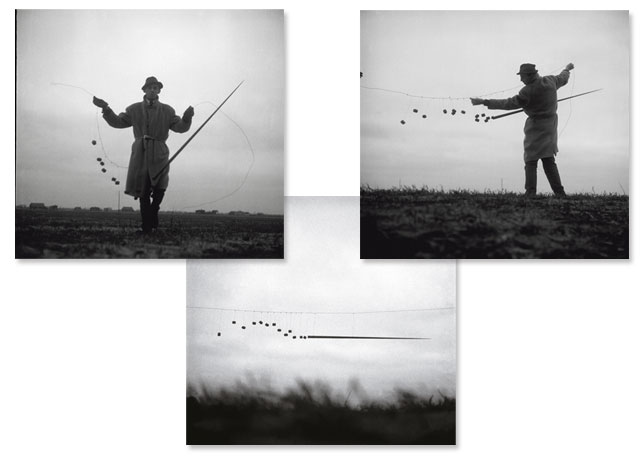 Spear (1963-4), 12 peças de madeira pintadas em vermelho e preto suspensas por fios de metal, de Edward Krasinski; nas fotografias, o artista manipula a peça - Foto:reprodução/Bazaar ARt