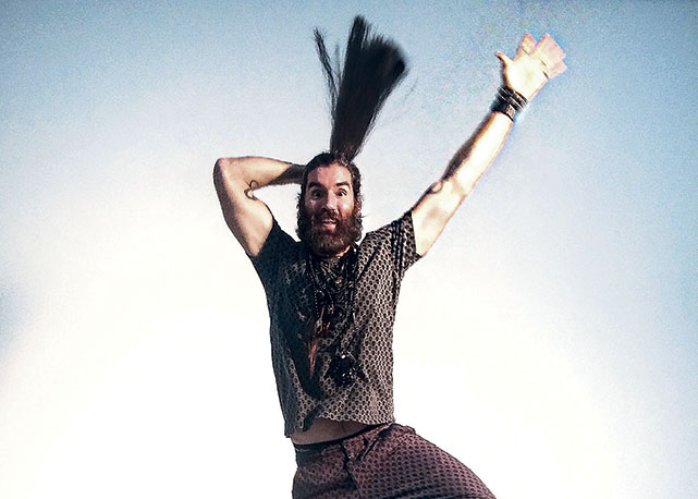 O stylist Felipe Veloso - Foto: reprodução/Harper's Bazaar