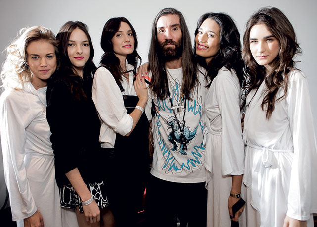 Felipe e modelos no backstage do desfile da Pat Pat’s - Foto: reprodução/Harper's Bazaar