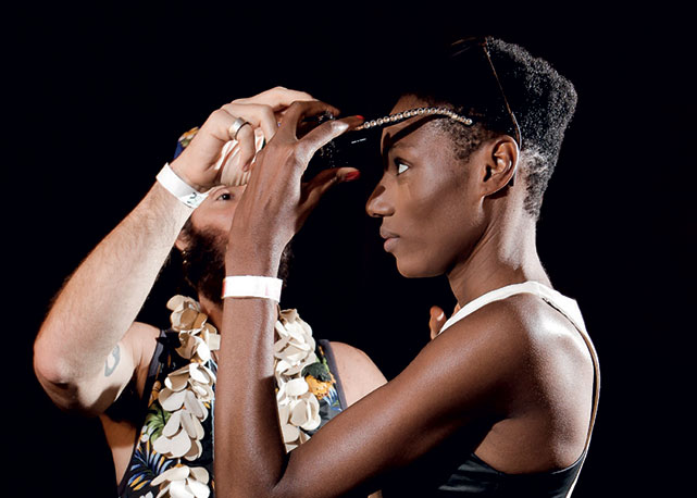 O stylist dá os últimos ajustes em look do desfile da Triya - Foto: reprodução/Harper's Bazaar