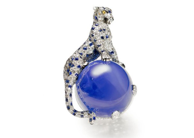 O broche que o Duque de Windsor mandou fazer para sua mulher, com diamante e safiras - Foto: reprodução