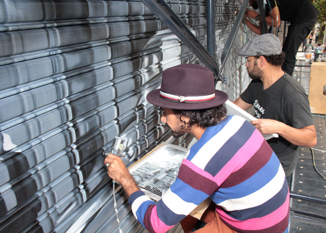 O grafiteiro em ação - Foto: divulgação