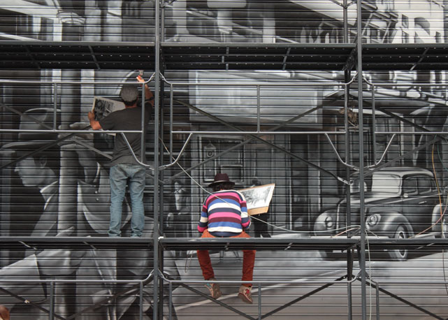 Kobra trabalhando na fachada da Frattina, na rua Oscar Freire em São Paulo  - Foto: divulgação