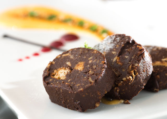 Salame di ciocollato con zabaione (chocolate com avelãs em forma de salame com zabaione) - Foto: divulgação