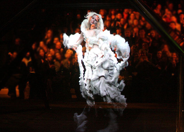 Kate Moss como um holograma 3D no desfile de inverno 2007 de Alexander McQueen - Foto: Getty Images
