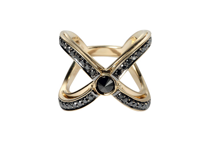 Anel de ouro e diamantes negros, R$ 12.200 - Foto: reprodução/Harper's Bazaar