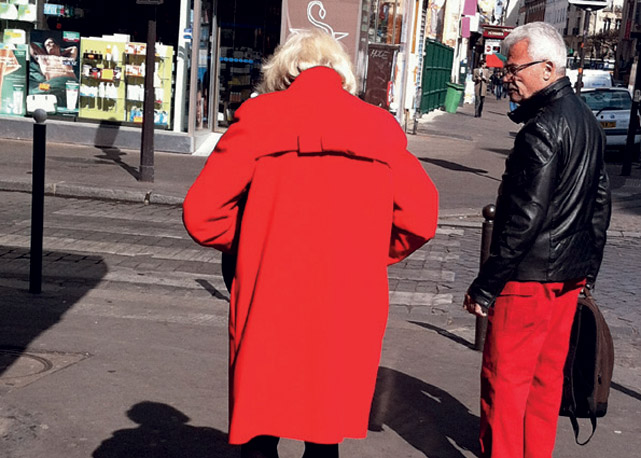 Os personagens sempre fotografados de costas por David Luraschi - Foto: reprodução/Harper's Bazaar