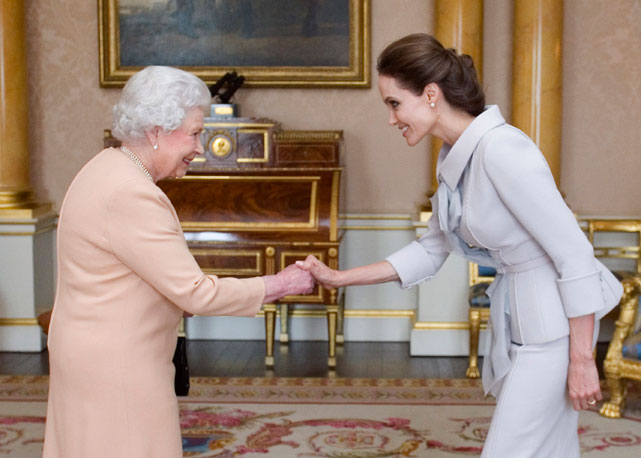 Rainha Elizabeth II e Angelina Jolie, usando um look Ralph & Russo - Foto: Getty Images