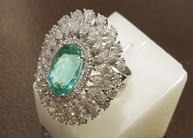 Anel de turmalina Paraíba, diamante e ouro branco, da coleção Glam - Foto: Marília Leoni/SiteRG