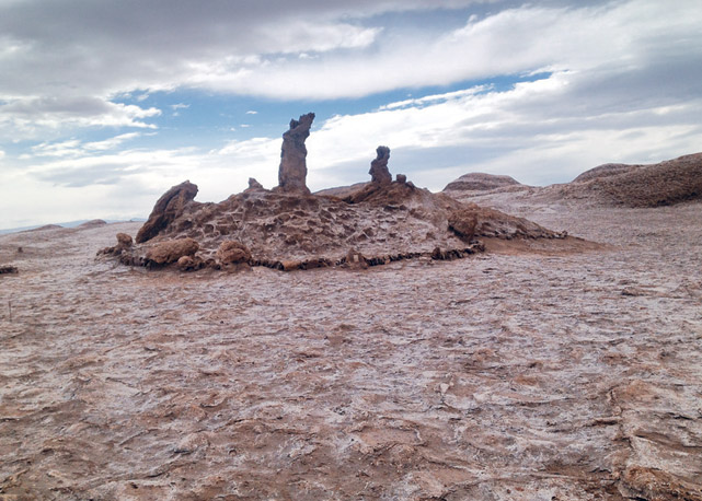 As Três Marias, escultura de sal esculpida pelo vento por milhares de anos, no Valle de La Luna - Foto: reprodução/Harper's Bazaar