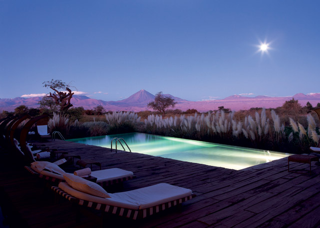 Piscina do hotel Tierra Atacama  Foto: reprodução/Harper's Bazaar