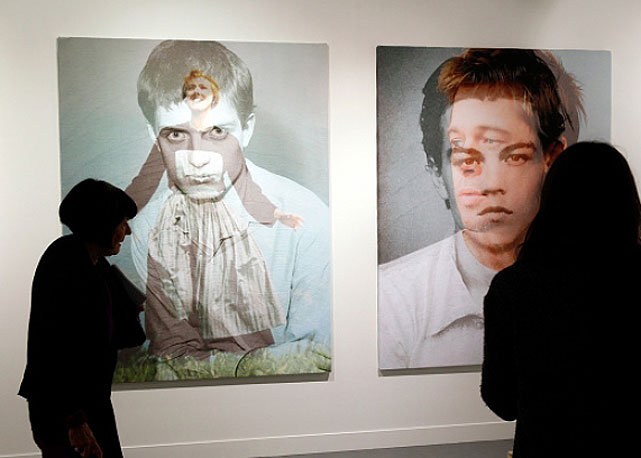 Visitantes observam obras expostas na FIAC - Foto: Getty Images