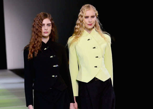 Zoom em dois looks do inverno 2015 de Giorgio Armani - Foto: Getty Images