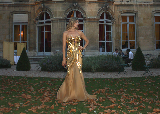 Fernanda Lima com vestido criado pelo estilista especialmente para o World Fashion Week, em Paris - Foto: divulgação