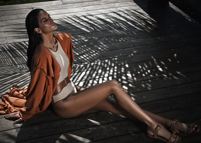 Izabel veste parka, R$ 1.158, Animale; maiô, R$ 598, Clube Bossa; e cinto, R$ 1.480, Max Mara - Foto: reprodução/Harper's Bazaar