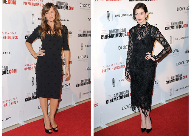 À esquerda, Jennifer Garner; à direita, Anne Hathaway (de Christopher Kane) - Fotos: Getty Images