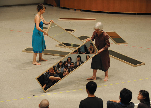 Mirror Piece I Reconfigured, performance realizada pela primeira vez em 1969 e refeita em 2010, no Guggenheim Museum, NY - Foto: reprodução/ Bazaar Art