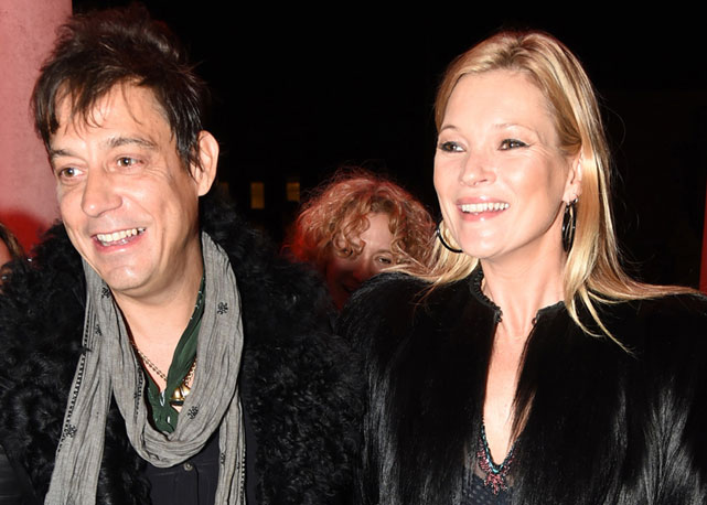 Kate Moss com o marido James Hince, um dos DJs da festa - Foto: Richard Young/divulgação