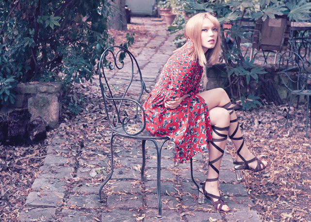 Léa usa vestido Thakoon, sandálias Miu Miu e anel "Serpenti" Bvlgari - Foto: reprodução/Harper's Bazaar