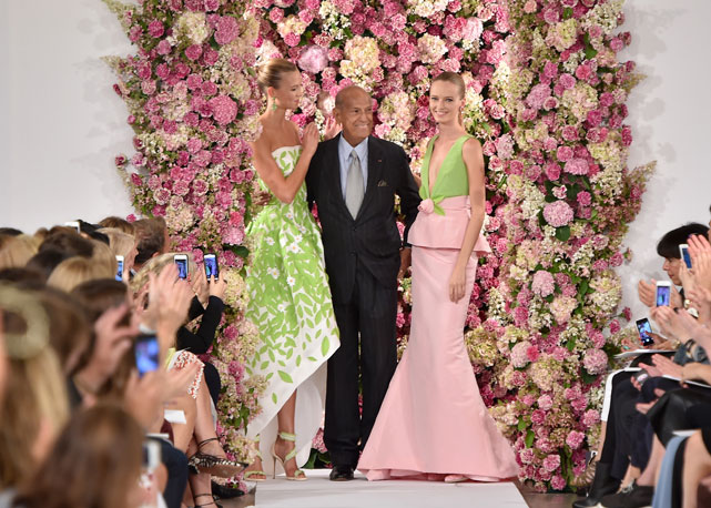 Oscar de la Renta em sua última aparição pública, em 9 de setembro de 2014, no desfile da sua grife homônima na temporada de moda de Nova York - Foto: Getty Images