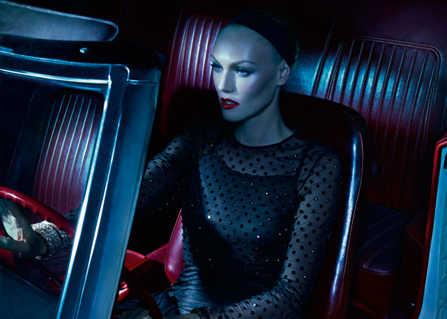 Shirley Mallmann usa blusa Balmain na NK Store, saia Fendi, e pulseiras Chanel e Prada (braço esquerdo) - Foto: reprodução/Harper's Bazaar