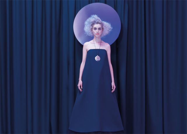 Uma das mais estilosas artistas do rock norte-americano, St. Vincent cuida tanto da guitarra quanto de suas roupas - Foto: reprodução/Harper's Bazaar