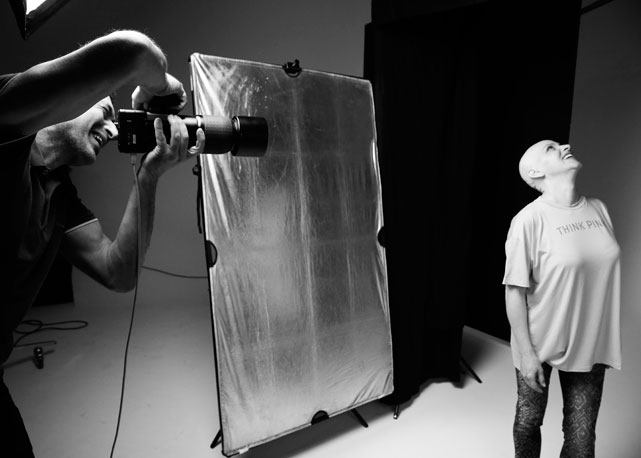 O making of das imagens que retratam vítimas da doença usando uma camiseta cor de rosa desenvolvida especialmente para apoiar a causa - Foto: Gui Paganini/ divulgação