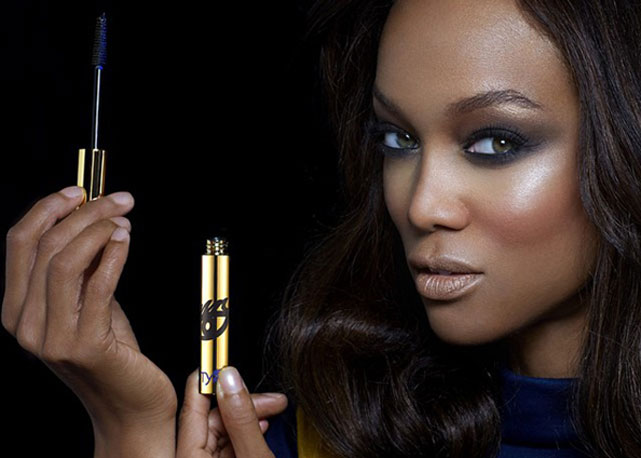 Tyra Banks mostra seu rímel azul - Foto: divulgação