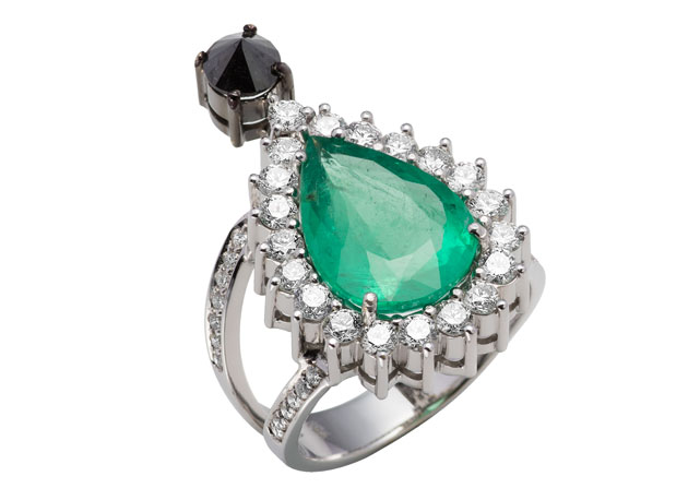 Anel em ouro com esmeralda, diamante branco e diamante negro (R$ 25.000) - Foto: divulgação