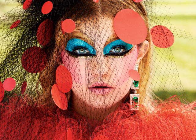 Gigi Hadid usa casaco e véu Giorgio Armani Privé. Brinco Reza - Foto: reprodução/Harper's Bazaar