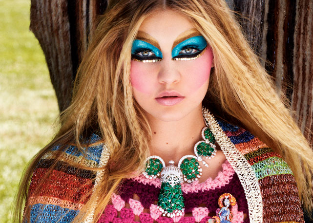 Gigi Hadid usa xale Saint Laurent e colar Van Cleef & Arpels - Foto: reprodução/Harper's Bazaar