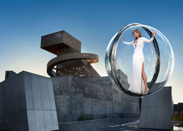 Jennifer Aniston dentro de bolha na Bazaar de dezembro! - Foto: reprodução