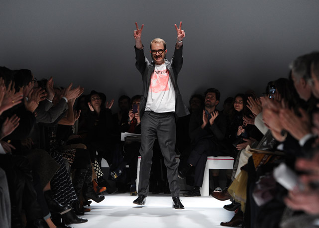 Marco Zanini ao final do primeiro desfile de alta-costura que assinou para a Schiaprelli, apresentado em janeiro de 2014 - Foto: Getty Images