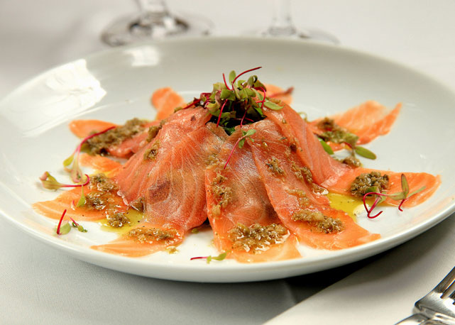 Carpaccio de salmão fresco com molho de alcaparra, salsinha e limão siciliano (R$ 32) - Foto: divulgação