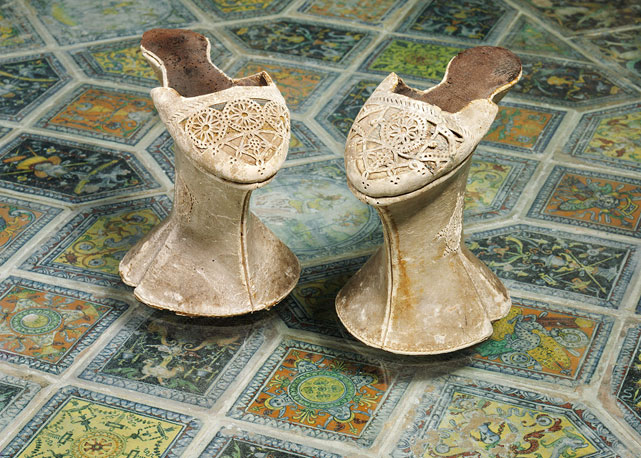 Chopines de Veneza, na Itália, datado de 1600 - Foto: reprodução