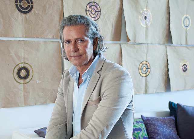 Carlos usa paletó Hermès e camisa Valentino - Foto: Roberta Krasnig/Bazaar