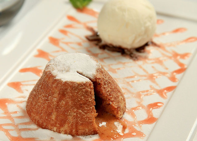Petit gateau de goiaba com sorvete de queijo mascarpone (R$ 23) - Foto: divulgação