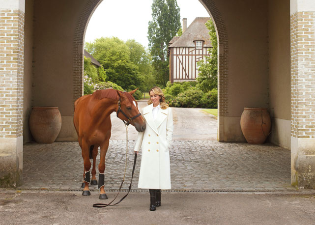 Agnès veste casaco Michael Kors - Foto: reprodução/Harper's Bazaar