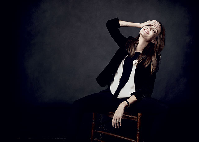 A diretora Angelina Jolie em fotos de ensaio cedidas pela distribuidora de seus filme - Foto: reprodução/Harper's Bazaar