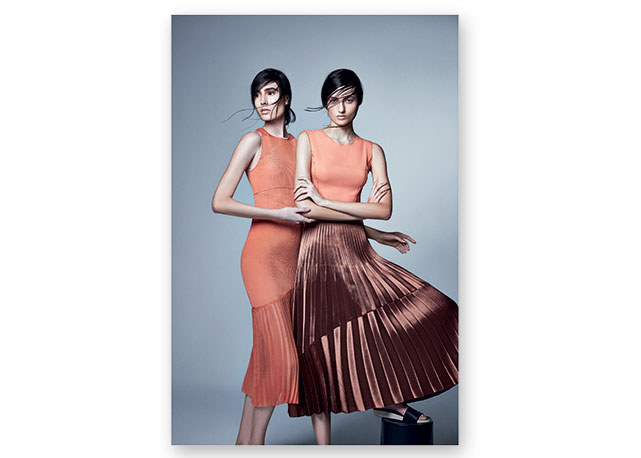 Larissa Franco e Bruna Ludtke (Ford Models) usam vestidos, saia e top de mix de seda micro plissé, tudo Barbara Casasola, à venda no Net-a-Porter - Fotos: reprodução/Harper's Bazaar