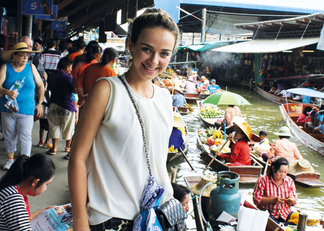 Bárbara no mercado flutuante em Bangkok - Foto: reprodução/Harper's Bazaar