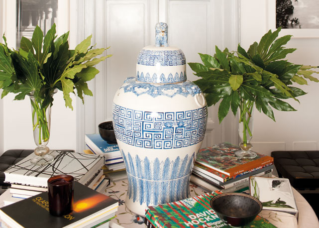 Vaso bleu de Chine, coleção de livros de moda e fotos de autoria de Carlos e Sean de Souza - Foto: Roberta Krasnig/Bazaar