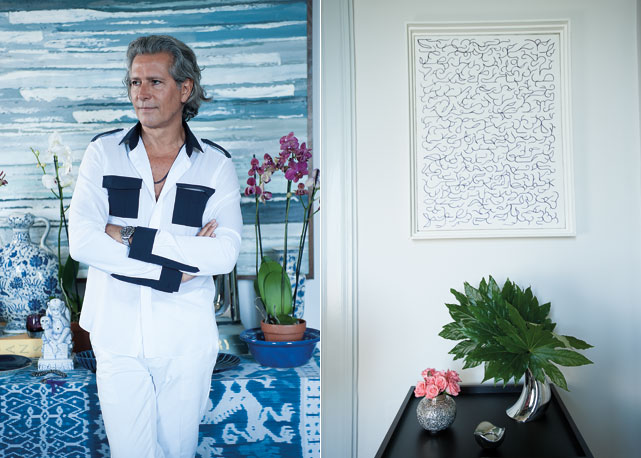 Na imagem à esquerda,Carlos usa Valentino, relógio Rolex e colar Most Wanted Design. E na direita, tela de Sean de Souza, vaso Georg Jensen e vaso pequeno indiano antigo - Foto: Roberta Krasnig/divulgação