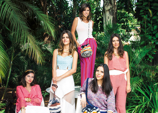 Da esquerda para a direita: Kelly Piquet, Paula Raia, Carol Cassou, Nathalia (de pé), Débora Mangabeira e Amanda Cassou - Foto: Jorge Lepesteur/reprodução/Harper's Bazaar