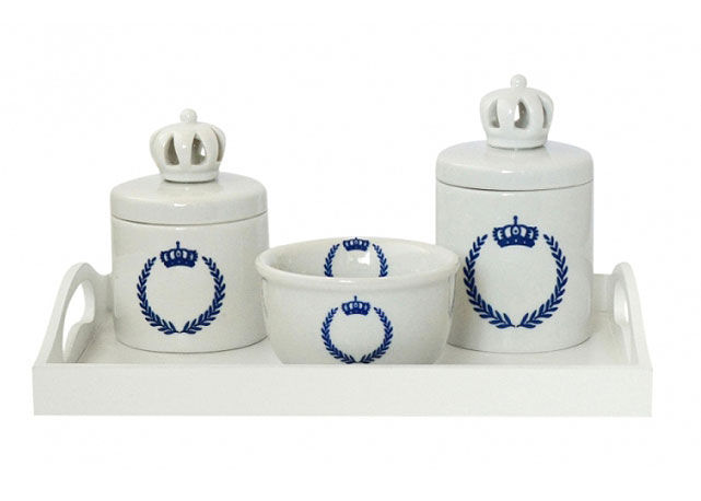 Bambolê Store para Casa da Valentina - Kit Higiene Branco Coroa Azul R$182 - Foto: divulgação
