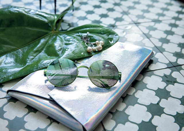 Clutch 202 Factory, óculos Mykita, brincos Dior e anel Talento - Foto:reprodução/Harper's Bazaar