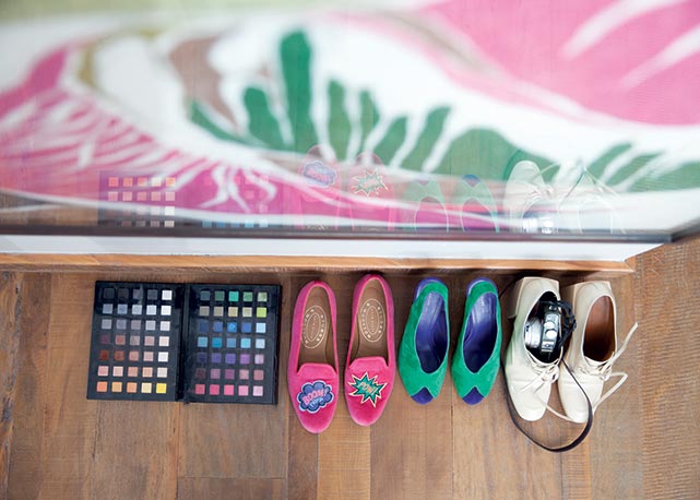 Sapatos Stubbs & Wootton (rosa), Céline (verde) e Balenciaga (bege) - Foto: Harper's Bazaar/reprodução