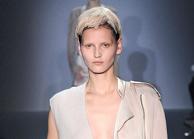 Tranças revisitadas de DKNY - Foto: Getty Images